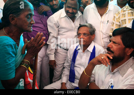 Mumbai, Maharashtra, India. Xiv Apr, 2014. Il Dott. B.R. AMBEDKAR compleanno che cade il 14 aprile, i dalit (casta inferiore) leader e presidente del Partito Repubblicano dell India incontra i membri della comunità Dalit come parte del comizio elettorale.Qui i Dalit vecchia donna è di gesti che non hanno abbastanza da mangiare & è difficile per lei a fare una vita. © Subhash Sharma/ZUMA filo/ZUMAPRESS.com/Alamy Live News Foto Stock