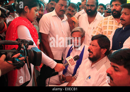 Mumbai, Maharashtra, India. Xiv Apr, 2014. Il Dott. B.R. AMBEDKAR compleanno che cade il 14 aprile, i dalit (casta inferiore) leader e presidente del Partito Repubblicano dell India incontra i membri della comunità Dalit come parte del comizio elettorale.Qui i Dalit vecchia donna è di gesti che non hanno abbastanza da mangiare & è difficile per lei a fare una vita. © Subhash Sharma/ZUMA filo/ZUMAPRESS.com/Alamy Live News Foto Stock