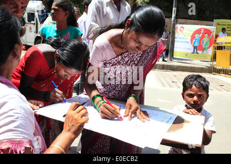 Mumbai, Maharashtra, India. Xiv Apr, 2014. Il Dott. B.R. AMBEDKAR compleanno che cade il 14 aprile, le donne dei Dalit (casta inferiore) comunità firmare una carta che dichiara che farà un passo fuori e il loro voto. © Subhash Sharma/ZUMA filo/ZUMAPRESS.com/Alamy Live News Foto Stock