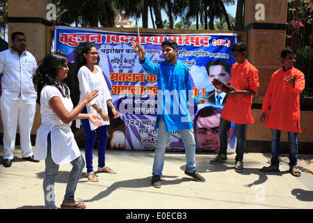 Mumbai, Maharashtra, India. Xiv Apr, 2014. Il Dott. B.R. Ambedkar il compleanno che cade il 14 aprile, studente dei Dalit (casta inferiore) fase comunitaria un gioco di strada lodando l'ex leader dalit Dr. B.R.Ambedkar. © Subhash Sharma/ZUMA filo/ZUMAPRESS.com/Alamy Live News Foto Stock