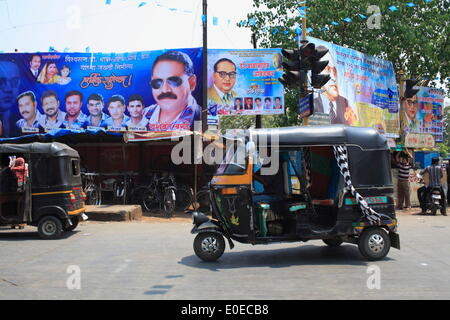 Yavatmal, Maharashtra, India. 15 apr 2014. Poster affissi dai partiti politici a lode dei Dalit (casta inferiore) leader come il dottor Babasaheb Ambedkar & Jyotiba Phule sono destinati a corteggiare i dalit e casta inferiore di elettori che svolgono un ruolo significativo a causa del loro grande numero. © Subhash Sharma/ZUMA filo/ZUMAPRESS.com/Alamy Live News Foto Stock