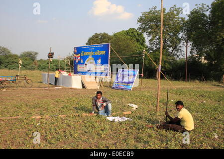 Yavatmal, Maharashtra, India. 15 apr 2014. I lavoratori occupati impostazione di un comizio elettorale da parte di un partito politico a lode dei Dalit (casta inferiore) leader come il dottor Babasaheb Ambedkar & Jyotiba Phule sono destinati a corteggiare i dalit e casta inferiore di elettori che svolgono un ruolo significativo a causa del loro grande numero. © Subhash Sharma/ZUMA filo/ZUMAPRESS.com/Alamy Live News Foto Stock