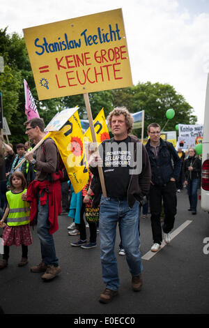 Berlino, Germania. Il 10 maggio, 2014. Quasi 12.000 manifestanti hanno aderito a Berlino per sostenere l'energia rinnovabile sotto lo slogan "Non ribaltare la rivoluzione energetica!". Con il suo progetto di riforma delle fonti di energia rinnovabili Act (EEG), il governo vuole rallentare la rivoluzione energetica - e sostituire con combustibili fossili ed energia nucleare. Credito: Odeta Catana/ZUMAPRESS.com/Alamy Live News Foto Stock