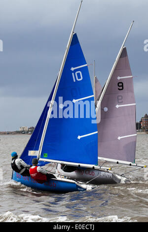 West Kirby, Liverpool. Il 10 maggio, 2014. "New York" Yacht club yacht barche, di mare, razza, acqua, barca a vela, nave, nautico, sport, viaggi in barca a vela, yachting, oceano, vento, estate, regata, blu, velocità, wave, vaso, lifestyle, ricreazione, paesaggio, turismo, marittimo, attività, equipaggio, canottaggio, vela, concorrenti presso il British Open Team Racing Campionati Trophy 2014. Barca a vela di Premier League " Il Trofeo Wilson' 200 Olympic-300 breve, sharp delirante gare in tre squadre di barca spintoni su un lago delle dimensioni di un campo di calcio per guadagnare il prestigioso titolo: "Wilson campione del Trofeo". Foto Stock