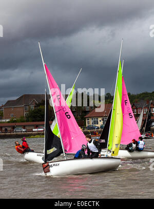 West Kirby, Liverpool. Il 10 maggio, 2014. British Open Team Racing Campionati Trophy 2014. Barca a vela di Premier League " Il Trofeo Wilson' 200 Olympic-class marinai competere annualmente su Kirby's anfiteatro marino in uno del mondo eventi preferiti dove centinaia di spettatori seguire 300 breve, sharp delirante gare in tre squadre di barca spintoni sulla marina lago per guadagnare il prestigioso titolo: "Wilson campione del Trofeo." Credito: Mar fotografico/Alamy Live News Foto Stock