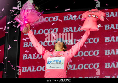 Belfast, Irlanda del Nord. 10 Maggio 2014 - Australia Michael Matthews assume la maglia rosa rosa del complesso di leader della corsa al Giro d'Italia, indossati durante la fase, dal suo compagno di squadra Svein TUFT. Foto Stock