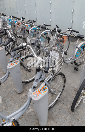 VCUB noleggio bici dalla stazione di Bordeaux, Francia Foto Stock