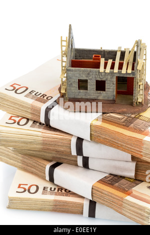 Shell in euro delle banconote, foto simbolico per l'acquisto della casa, il finanziamento, la costruzione risparmio, Rohbau auf Euro Geldscheinen, Sy Foto Stock