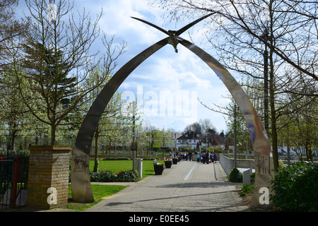 Il Cigno archi, Memorial Gardens, Staines-upon-Thames, Surrey, England, Regno Unito Foto Stock