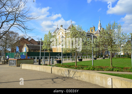 Primavera fioriscono, Memorial Gardens, Staines-upon-Thames, Surrey, England, Regno Unito Foto Stock