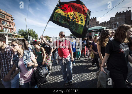 Roma, Italia. Il 10 maggio, 2014. Roma, Italia '"" 10 Maggio 2014: dimostranti partecipa al Global Marijuana marzo a Roma per chiedere la legalizzazione della marijuana Sabato 10 Maggio, 2014. Migliaia di persone hanno marciato nel centro di Roma durante il Global Marijuana marzo, un rally annuale tenuto in diverse ubicazioni in tutto il pianeta, chiedere la legalizzazione della marijuana e cambiamenti nelle politiche in materia di droga. Il Global Marijuana marzo (MGM) va anche con il nome di tutto il Mondo di Marijuana marzo (WMM) o Million Marijuana March (MMM) Credito: Giuseppe Ciccia/NurPhoto/ZUMAPRESS.com/Alamy Live News Foto Stock