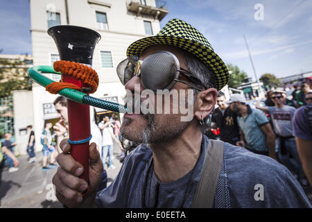 Roma, Italia. Il 10 maggio, 2014. Roma, Italia '"" 10 Maggio 2014: un uomo fuma durante il Global Marijuana marzo a Roma per chiedere la legalizzazione della marijuana Sabato 10 Maggio, 2014. Migliaia di persone hanno marciato nel centro di Roma durante il Global Marijuana marzo, un rally annuale tenuto in diverse ubicazioni in tutto il pianeta, chiedere la legalizzazione della marijuana e cambiamenti nelle politiche in materia di droga. Il Global Marijuana marzo (MGM) va anche con il nome di tutto il Mondo di Marijuana marzo (WMM) o Million Marijuana March (MMM) Credito: Giuseppe Ciccia/NurPhoto/ZUMAPRESS.com/Alamy Live News Foto Stock