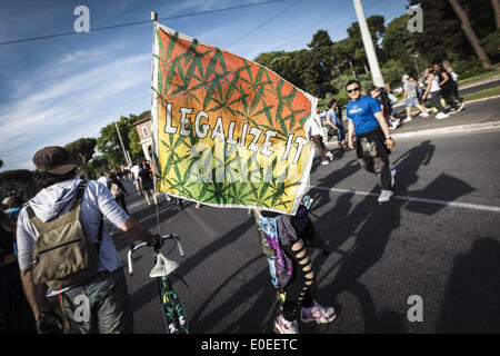 10 maggio 2014 - Roma, Italia - Roma, Italia '"" 10 Maggio 2014: un dimostratore detiene una bandiera la lettura ''Legalizzatela'' durante il Global Marijuana marzo a Roma per chiedere la legalizzazione della marijuana Sabato 10 Maggio, 2014. Migliaia di persone hanno marciato nel centro di Roma durante il Global Marijuana marzo, un rally annuale tenuto in diverse ubicazioni in tutto il pianeta, chiedere la legalizzazione della marijuana e cambiamenti nelle politiche in materia di droga. Il Global Marijuana marzo (MGM) va anche con il nome di tutto il Mondo di Marijuana marzo (WMM) o Million Marijuana March (MMM) (credito Immagine: © Giuseppe Ciccia/NurPho Foto Stock