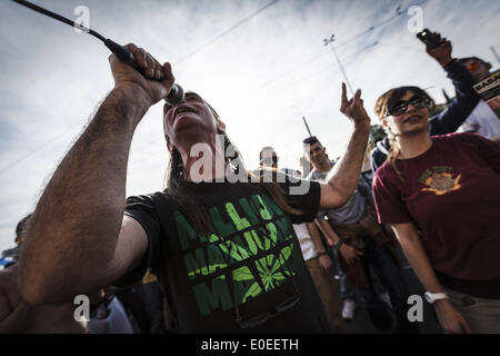 Roma, Italia. Il 10 maggio, 2014. Roma, Italia '"" 10 Maggio 2014: persone prendono parte al Global Marijuana marzo a Roma per chiedere la legalizzazione della marijuana Sabato 10 Maggio, 2014. Migliaia di persone hanno marciato nel centro di Roma durante il Global Marijuana marzo, un rally annuale tenuto in diverse ubicazioni in tutto il pianeta, chiedere la legalizzazione della marijuana e cambiamenti nelle politiche in materia di droga. Il Global Marijuana marzo (MGM) va anche con il nome di tutto il Mondo di Marijuana marzo (WMM) o Million Marijuana March (MMM) Credito: Giuseppe Ciccia/NurPhoto/ZUMAPRESS.com/Alamy Live News Foto Stock