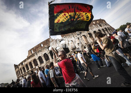 Roma, Italia. Il 10 maggio, 2014. Roma, Italia '"" 10 Maggio 2014: dimostranti partecipa al Global Marijuana marzo a Roma per chiedere la legalizzazione della marijuana Sabato 10 Maggio, 2014. Migliaia di persone hanno marciato nel centro di Roma durante il Global Marijuana marzo, un rally annuale tenuto in diverse ubicazioni in tutto il pianeta, chiedere la legalizzazione della marijuana e cambiamenti nelle politiche in materia di droga. Il Global Marijuana marzo (MGM) va anche con il nome di tutto il Mondo di Marijuana marzo (WMM) o Million Marijuana March (MMM) Credito: Giuseppe Ciccia/NurPhoto/ZUMAPRESS.com/Alamy Live News Foto Stock