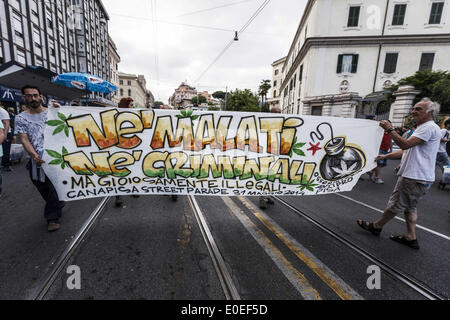 Roma, Italia. Il 10 maggio, 2014. Roma, Italia '"" 10 Maggio 2014: persone prendono parte al Global Marijuana marzo a Roma per chiedere la legalizzazione della marijuana Sabato 10 Maggio, 2014. Migliaia di persone hanno marciato nel centro di Roma durante il Global Marijuana marzo, un rally annuale tenuto in diverse ubicazioni in tutto il pianeta, chiedere la legalizzazione della marijuana e cambiamenti nelle politiche in materia di droga. Il Global Marijuana marzo (MGM) va anche con il nome di tutto il Mondo di Marijuana marzo (WMM) o Million Marijuana March (MMM) Credito: Giuseppe Ciccia/NurPhoto/ZUMAPRESS.com/Alamy Live News Foto Stock