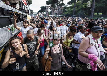 Roma, Italia. Il 10 maggio, 2014. Roma, Italia '"" 10 Maggio 2014: persone prendono parte al Global Marijuana marzo a Roma per chiedere la legalizzazione della marijuana Sabato 10 Maggio, 2014. Migliaia di persone hanno marciato nel centro di Roma durante il Global Marijuana marzo, un rally annuale tenuto in diverse ubicazioni in tutto il pianeta, chiedere la legalizzazione della marijuana e cambiamenti nelle politiche in materia di droga. Il Global Marijuana marzo (MGM) va anche con il nome di tutto il Mondo di Marijuana marzo (WMM) o Million Marijuana March (MMM) Credito: Giuseppe Ciccia/NurPhoto/ZUMAPRESS.com/Alamy Live News Foto Stock