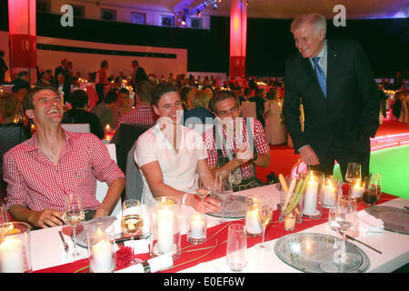 Monaco di Baviera, Germania. Il 10 maggio, 2014. Horst Seehofer (R), il governatore dello Stato di Baviera condivide una barzelletta con Thomas Mueller (L) e Philipp Lahm (2R) di FC Bayern Muenchen celebrare in campioni ufficiali Postpalast partito a Monaco di Baviera, Germania, il 10 maggio 2014. Foto: Stuart Franklin/dpa/Alamy Live News Foto Stock