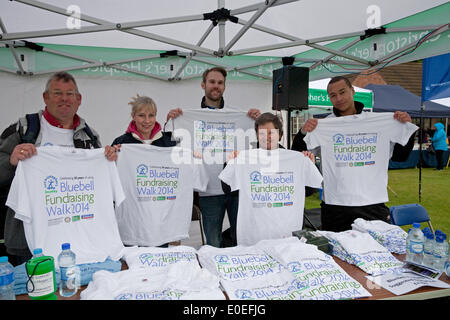 Cudham, UK. 11 maggio 2014. Bluebell fundraising a piedi 2014 T Shirts per la vendita all'inizio dell'wal Credito: Keith Larby/Alamy Live News Foto Stock