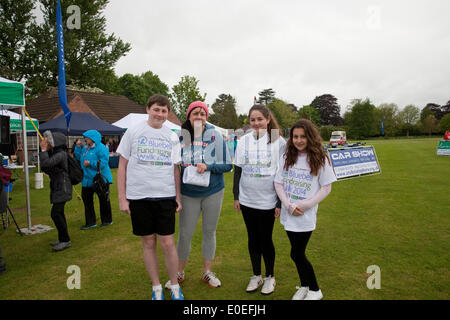 Cudham, UK. 11 maggio 2014. Una famiglia all'inizio dell'Bluebell fundraising a piedi 2014 per raccogliere fondi per St Christopher's Ospizio. Credito: Keith Larby/Alamy Live News Foto Stock