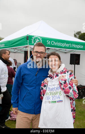 Cudham, UK. 11 maggio 2014. Una giovane coppia all'inizio dell'Bluebell fundraising a piedi 2014 per raccogliere fondi per St Christopher's Ospizio. Credito: Keith Larby/Alamy Live News Foto Stock