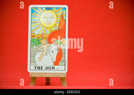 Il sole dalla Universal Waite mazzo di tarocchi. Foto Stock