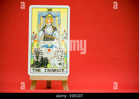 Il carro. Un Arcani Maggiori card dalla Universal Waite mazzo di Tarocchi. Foto Stock
