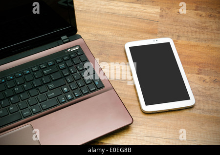 Telefono cellulare e tablet con display vuoto od sfondo di legno Foto Stock