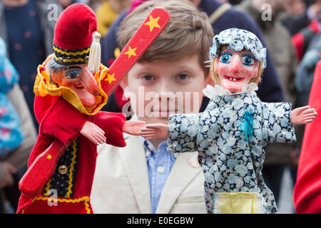 Il Covent Garden di Londra, Regno Unito. 11 maggio 2014. Un giovane burattinaio può contenere fino a punzone e Judy burattini. La festa inizia con una processione per le strade di Covent Garden. Il Covent Garden può Fayre e Puppet Festival si svolge presso la chiesa di St Paul. Credito: Nick Savage/Alamy Live News Foto Stock