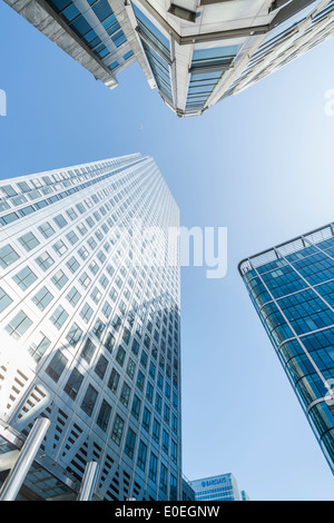 Vista verso l'alto dei moderni grattacieli di Canary Wharf, London, Regno Unito Foto Stock