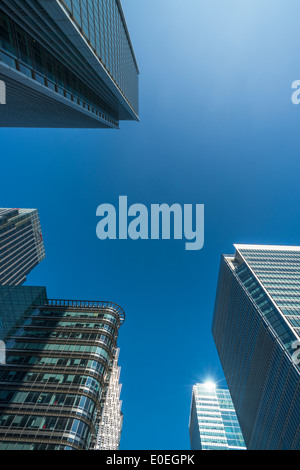 Vista verso l'alto dei moderni grattacieli di Canary Wharf, London, Regno Unito Foto Stock