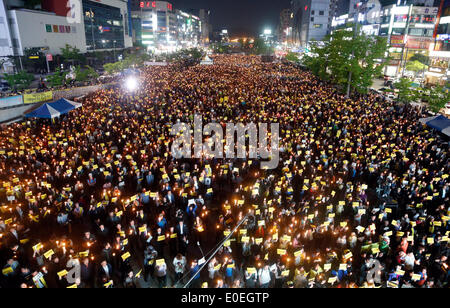 Ansan, Corea del Sud. Il 10 maggio 2014. I partecipanti Tenere candele durante una manifestazione contro i quali insistono, lax risposta del Presidente Parco-geun hye il governo dopo il traghetto Sewol è stata affondata nelle acque al largo del sud-ovest di isola Jindo on April 16, 2014, a plaza, Ansan, Corea del Sud, di sabato 10 maggio, 2014. Circa 13.000 persone hanno partecipato al rally per chiedere le dimissioni del Presidente Parco e di cordoglio per le vittime della tragedia, secondo i media locali. Foto Stock