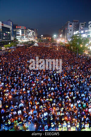 Ansan, Corea del Sud. Il 10 maggio 2014. I partecipanti Tenere candele durante una manifestazione contro i quali insistono, lax risposta del Presidente Parco-geun hye il governo dopo il traghetto Sewol è stata affondata nelle acque al largo del sud-ovest di isola Jindo on April 16, 2014, a plaza, Ansan, Corea del Sud, di sabato 10 maggio, 2014. Circa 13.000 persone hanno partecipato al rally per chiedere le dimissioni del Presidente Parco e di cordoglio per le vittime della tragedia, secondo i media locali. Foto Stock