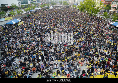 Ansan, Corea del Sud. Il 10 maggio 2014. Le persone che frequentano un rally contro ciò che esse insistono, lax risposta del Presidente Parco-geun hye il governo dopo il traghetto Sewol è stata affondata nelle acque al largo del sud-ovest di isola Jindo on April 16, 2014, a plaza, Ansan, Corea del Sud, di sabato 10 maggio, 2014. Circa 13.000 persone hanno partecipato al rally per chiedere le dimissioni del Presidente Parco e di cordoglio per le vittime della tragedia, secondo i media locali. Foto Stock