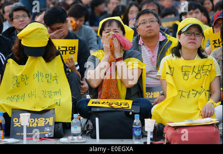 Ansan, Corea del Sud. Il 10 maggio 2014. I partecipanti piangere durante un rally contro ciò che esse insistono, lax risposta del Presidente Parco-geun hye il governo dopo il traghetto Sewol è stata affondata nelle acque al largo del sud-ovest di isola Jindo on April 16, 2014, a plaza, Ansan, Corea del Sud, di sabato 10 maggio, 2014. Circa 13.000 persone hanno partecipato al rally per chiedere le dimissioni del Presidente Parco e di cordoglio per le vittime della tragedia, secondo i media locali. Foto Stock