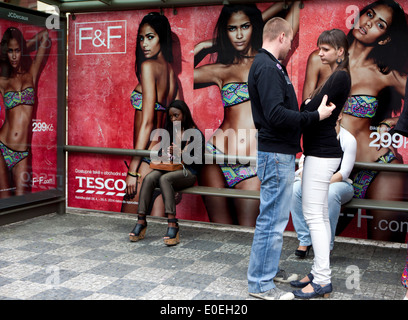Tesco annuncio presso la fermata del bus, Praga Foto Stock