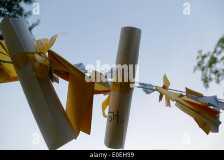 Ansan, Corea del Sud. Il 10 maggio 2014. Lettere in cui la gente ha scritto per le vittime del traghetto Sewol, sono visti mentre i partecipanti erano in possesso di un rally contro ciò che esse insistono, lax risposta del Presidente Parco-geun hye il governo dopo il traghetto Sewol è stata affondata nelle acque al largo del sud-ovest di isola Jindo on April 16, 2014, a plaza, Ansan, Corea del Sud, di sabato 10 maggio, 2014. Circa 13.000 persone hanno partecipato al rally per chiedere le dimissioni del Presidente Parco e di cordoglio per le vittime della tragedia, secondo i media locali. Foto Stock