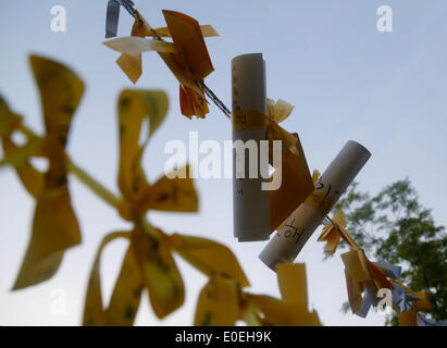 Ansan, Corea del Sud. Il 10 maggio 2014. Nastri e lettere che la gente ha scritto per le vittime del traghetto Sewol, sono visti mentre i partecipanti erano in possesso di un rally contro ciò che esse insistono, lax risposta del Presidente Parco-geun hye il governo dopo il traghetto Sewol è stata affondata nelle acque al largo del sud-ovest di isola Jindo on April 16, 2014, a plaza, Ansan, Corea del Sud, di sabato 10 maggio, 2014. Circa 13.000 persone hanno partecipato al rally per chiedere le dimissioni del Presidente Parco e di cordoglio per le vittime della tragedia, secondo i media locali. Foto Stock