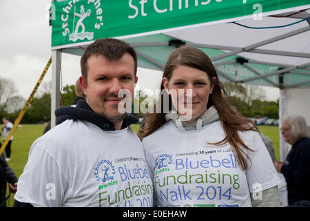 Cudham, UK. 11 maggio 2014. Un giovane all'inizio dell'Bluebell fundraising a piedi 2014 per raccogliere fondi per St Christopher's Ospizio. Credito: Keith Larby/Alamy Live News Foto Stock