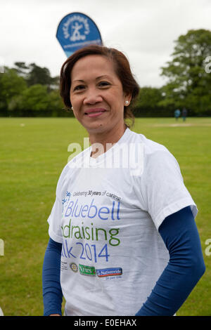 Cudham, UK. 11 maggio 2014. Una signora all'inizio dell'Bluebell fundraising a piedi 2014 chi è la raccolta di fondi per St Christopher's Ospizio. Credito: Keith Larby/Alamy Live News Foto Stock