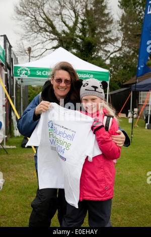 Cudham, UK. 11 maggio 2014. Una madre e figlia all'inizio dell'Bluebell fundraising a piedi 2014 per raccogliere fondi per St Christopher's Ospizio. Credito: Keith Larby/Alamy Live News Foto Stock