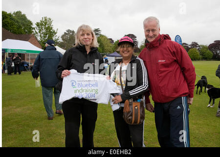 Cudham, UK. 11 maggio 2014. Una famiglia all'inizio dell'Bluebell fundraising a piedi 2014 per raccogliere fondi per St Christopher's Ospizio. Credito: Keith Larby/Alamy Live News Foto Stock