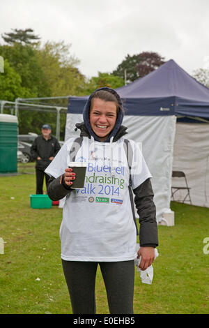 Cudham, UK. 11 maggio 2014. Una signora si riscalda con una tazza di caffè all'inizio dell'Bluebell fundraising a piedi 2014 Credit: Keith Larby/Alamy Live News Foto Stock