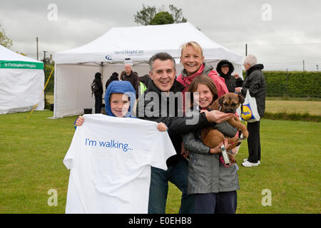 Cudham, UK. 11 maggio 2014. Una famiglia all'inizio dell'Bluebell fundraising a piedi 2014 per raccogliere fondi per St Christopher's Ospizio. Credito: Keith Larby/Alamy Live News Foto Stock