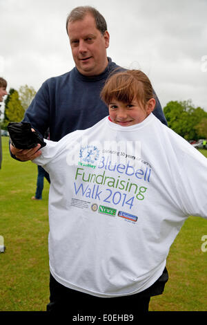 Cudham, UK. 11 maggio 2014. Un padre e figlia all'inizio dell'Bluebell fundraising a piedi 2014 per raccogliere fondi per St Christopher's Ospizio. Credito: Keith Larby/Alamy Live News Foto Stock