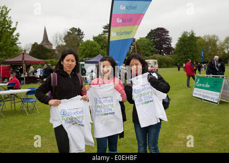 Cudham, UK. 11 maggio 2014. Tre signore all inizio del Bluebell fundraising a piedi 2014 che stanno raccogliendo fondi per St Christopher's Ospizio. Credito: Keith Larby/Alamy Live News Foto Stock