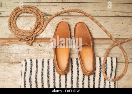 Uomini Loafer scarpa su uno sfondo di legno vecchio Foto Stock