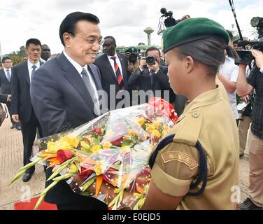 Nairobi, in Kenya. 11 Maggio, 2014. Il premier cinese LI Keqiang anteriore (L) riceve fiori da un membro del Kenya nazionale del servizio della gioventù (NYS) durante la sua visita alla NYS a Nairobi, in Kenya, il 11 maggio 2014. Credito: Li Tao/Xinhua/Alamy Live News Foto Stock