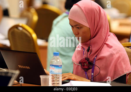 No Gen. Pyi Taw, Myanmar. 11 Maggio, 2014. Un giornalista lavora a Myanmar International Convention Centre per il ventiquattresimo vertice ASEAN in Nay Gen. Pyi Taw, Myanmar, 11 maggio 2014. Credito: Li Peng/Xinhua/Alamy Live News Foto Stock