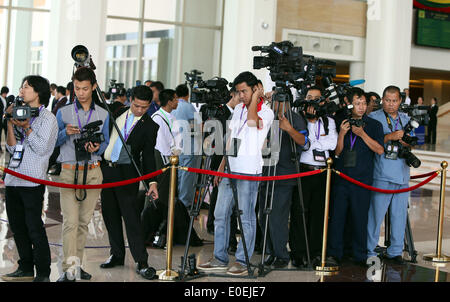 No Gen. Pyi Taw, Myanmar. 11 Maggio, 2014. Giornalista attendere l'arrivo dell'ASEAN leader a Myanmar International Convention Centre per il ventiquattresimo vertice ASEAN in Nay Gen. Pyi Taw, Myanmar, 11 maggio 2014. Credito: Li Peng/Xinhua/Alamy Live News Foto Stock